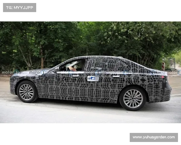 依旧“眯眯眼”？新款宝马7系谍照曝光，疑似采用分体式大灯